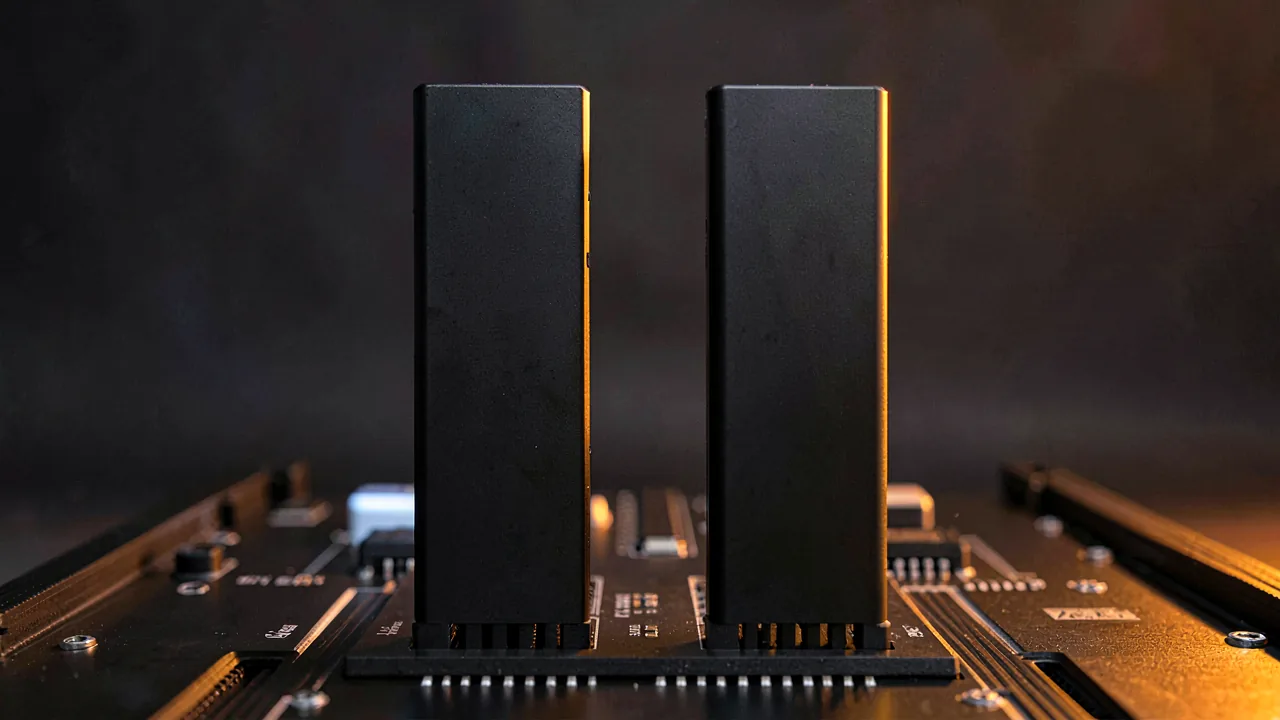 Módulos de memoria DDR5 con disipador sobre una placa base de gama alta