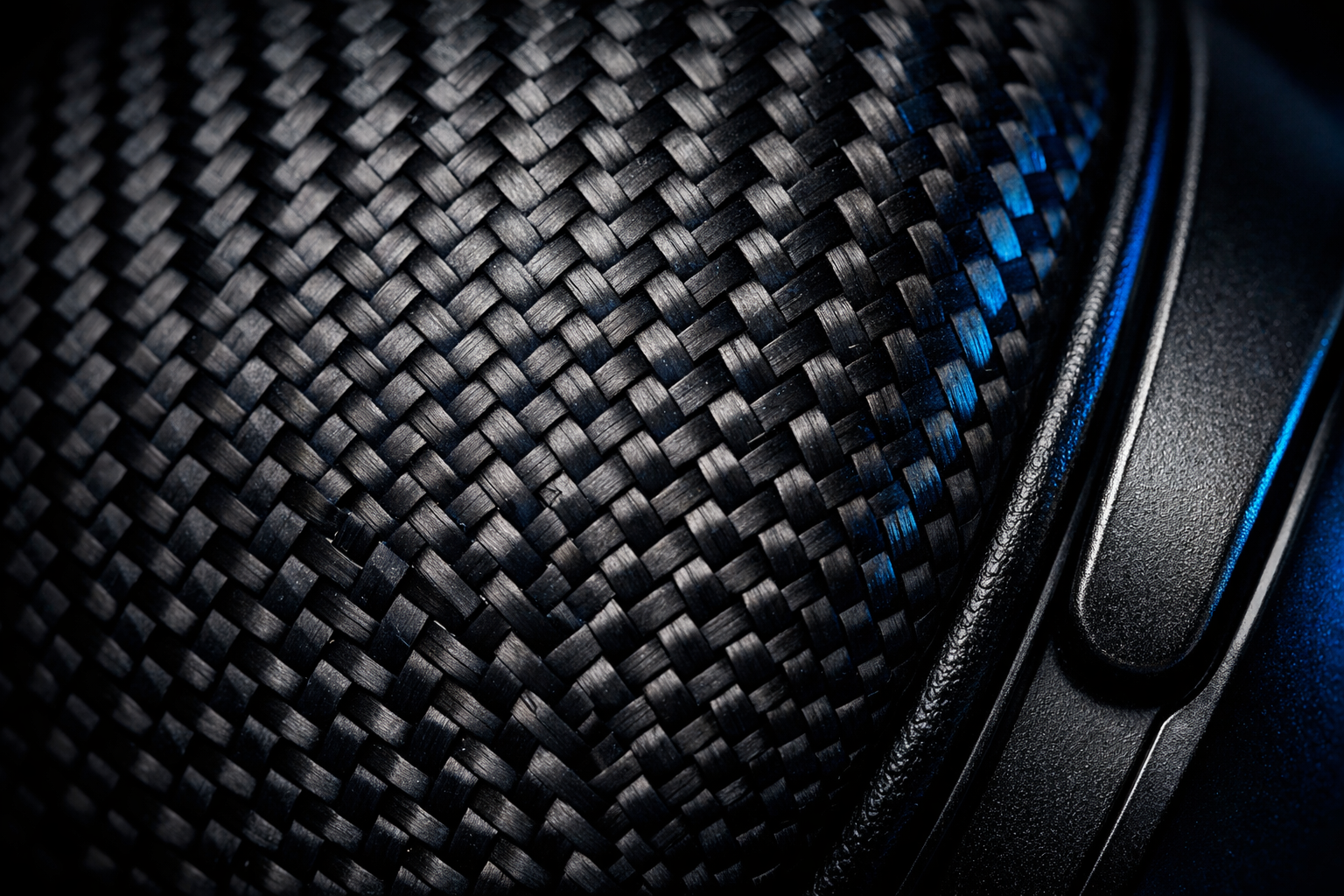 Close-up de la fibra de carbono de los SteelSeries Arctis Nova Elite